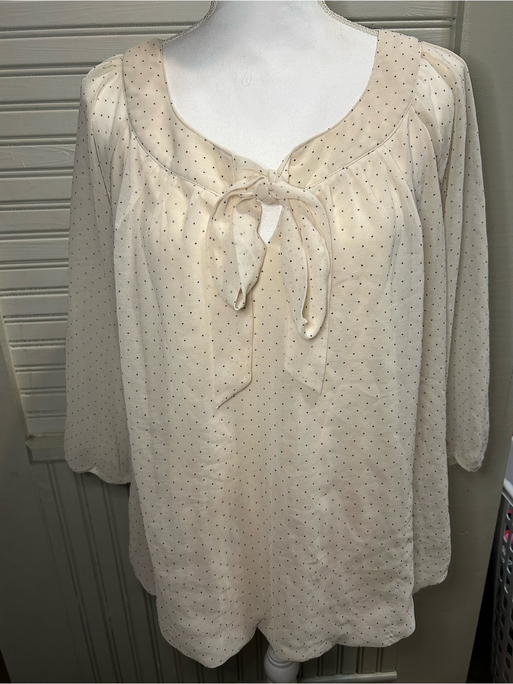 Woman’s Dressbarn cream polka dot tie-neck blouse size 1X
